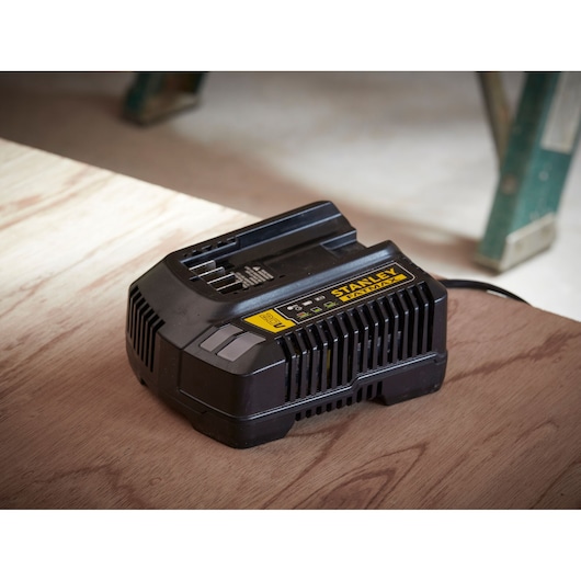 STANLEY 18V V20 LITHIUM 4A ŞARJ CİHAZI